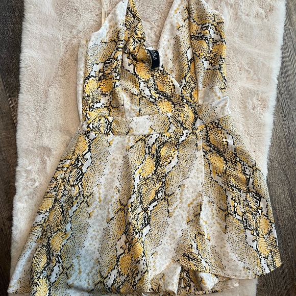 AKIRA Skort Romper in yellow and black snakeskin Women’s size Large - Picture 2 of 5